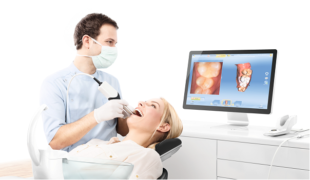 Abb.2 Aufnahme des Ober- und Unterkiefers mittels Intraoralkamera.